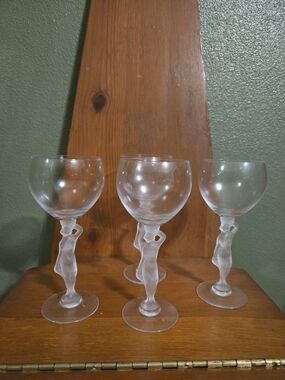 Elegant Frosted Figurine Stem Wine Glasses - Clear